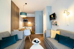 salon z kanapą i stołem w obiekcie Résidence Les Rives de L'Aure - maeva Home - Appartement 2 pièces 5 personnes - Sélection MAE-6737 w mieście Saint-Lary-Soulan