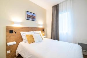 sypialnia z dużym białym łóżkiem i oknem w obiekcie Résidence Les Rives de L'Aure - maeva Home - Appartement 2 pièces 5 personnes - Sélection MAE-6737 w mieście Saint-Lary-Soulan +20 zdjęć