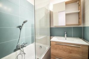 łazienka z prysznicem i umywalką w obiekcie Résidence Les Rives de L'Aure - maeva Home - Appartement 2 pièces 5 personnes - Sélection MAE-6737 w mieście Saint-Lary-Soulan