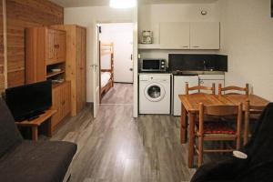 Kjøkken eller kjøkkenkrok på Résidence Orr Des Neiges - Studio pour 4 Personnes 504
