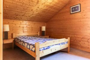 Łóżko lub łóżka w pokoju w obiekcie Chalet Forsythia - Chalets pour 10 Personnes 91