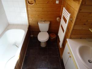 a bathroom with a toilet and a tub and a sink at Chalet Forsythia - Chalets pour 10 Personnes 91 in Peisey-Nancroix
