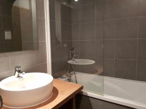 Koupelna v ubytování Résidence Roc Belleface C - Appartement 3 pièces 8 personnes à Arc 1600 à côté des pistes et des commerces, avec accès gratuit à la piscine et au sauna de MAE-1998 + 9 fotografií