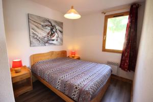 a small bedroom with a bed and a window at Résidence Edelweiss - 3 Pièces pour 8 Personnes 03 in Peisey-Nancroix