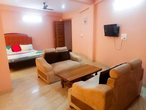 a living room with a couch and chairs and a bed at Family Homes in - Dwarka sec 8 Near Yashobhoomi in New Delhi