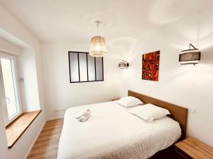 Postel nebo postele na pokoji v ubytování La Brimbelle - Hypercentre rue piétonne