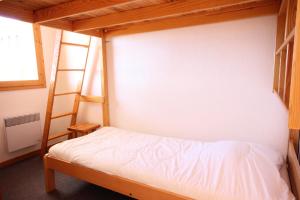sypialnia z łóżkiem piętrowym i drabiną w obiekcie Résidence Presles - Bel appartement 3 pièces 7 personnes à Vallandry dans un quartier calme et proche des pistes MAE-2013 w mieście Peisey-Nancroix
