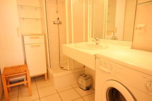 łazienka z umywalką i pralką w obiekcie Résidence Presles - Bel appartement 3 pièces 7 personnes à Vallandry dans un quartier calme et proche des pistes MAE-2013 w mieście Peisey-Nancroix