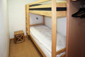 - une chambre avec 2 lits superposés dans l'établissement Résidence Parc Des Airelles - 2 Pièces pour 6 Personnes 524, aux Orres