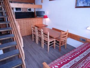 Kuchyňa alebo kuchynka v ubytovaní Résidence Tournavelles - Appartement 4 pièces 8 personnes avec vue sur les pistes, skis aux pieds et proche des commerces dans le village des Villards à MAE-2008 + 12 fotografií