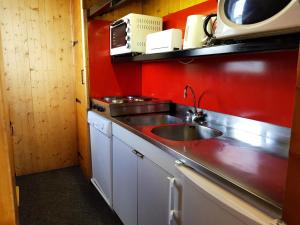 małą kuchnię ze zlewem i kuchenką mikrofalową w obiekcie Résidence Cascade - Appartement 3 pièces 7 personnes à Arc 1600 ski aux pieds et proche des commerces MAE-2014 w mieście Arc 1600