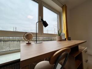 a desk with a lamp and a chair in front of a window at Wohnung in Oberhausen-Zentrum in Oberhausen