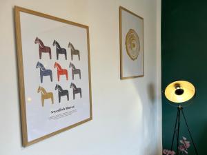 a framed picture of horses on a wall at Wohnung in Oberhausen-Zentrum in Oberhausen