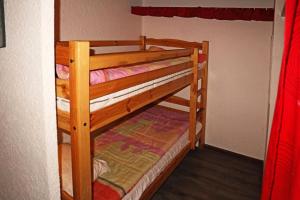 - deux lits superposés dans une chambre dans l'établissement Résidence Les Carlines - 2 Pièces pour 6 Personnes 284, à Le Mélézet