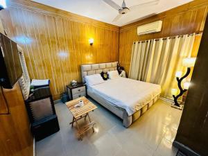 Postel nebo postele na pokoji v ubytování Islamabad guest house