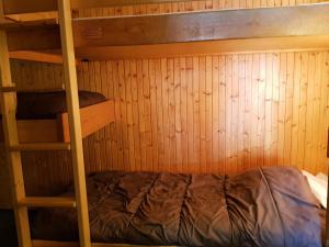 um beliche num quarto de madeira com uma escada em Résidence Cascade - Studio pour 5 Personnes 59 em Arc 1600