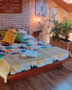 Una cama con un osito de peluche en una habitación en B&B TERRA DI COLLINA, en Vigliano d'Asti
