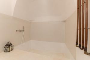 A bathroom at TRULLO SANTA PAZIENZA 6&3, Emma Villas