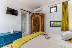 A bed or beds in a room at TRULLO SANTA PAZIENZA 6&3, Emma Villas
