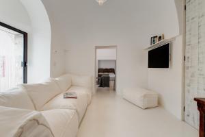 A television and/or entertainment centre at TRULLO SANTA PAZIENZA 6&3, Emma Villas