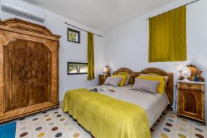 A bed or beds in a room at TRULLO SANTA PAZIENZA 6&3, Emma Villas