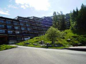 duży budynek z ogrodem przed drogą w obiekcie Résidence Cascade - Studio 5 personnes à Arc 1600 ski aux pieds et proche des commerces MAE-2059 w mieście Arc 1600 +10 zdjęć