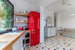 A kitchen or kitchenette at TRULLO SANTA PAZIENZA 6&3, Emma Villas