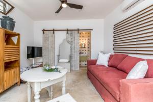 A television and/or entertainment centre at TRULLO SANTA PAZIENZA 6&3, Emma Villas