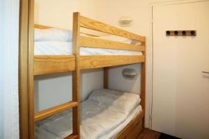 a bunk bed room with two bunk beds in it at Résidence Les Carlines - Studio pour 4 Personnes 304 in Le Mélézet