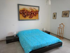1 dormitorio con 1 cama y una pintura en la pared en Avenza Dream, en Carrara