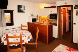 Η κουζίνα ή μικρή κουζίνα στο Résidence Le Cairn - Studio pour 4 personnes MAE-3794