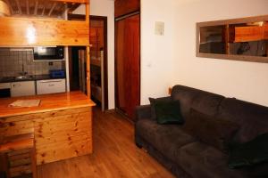 salon z kanapą i kuchnią w obiekcie Résidence Le Cairn - Coquet studio 4 personnes MAE-3814 w mieście Le Mélézet +6 zdjęć