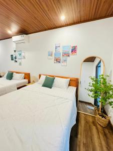 una camera da letto con due letti e uno specchio di Vile Villa- Homestay 2 Đảo Phú Quý a Cu Lao Thu Altre 117 foto