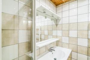 Ένα μπάνιο στο Résidence Cascade - Superbe studio cabine 5 personnes à Arc 1600, ski aux pieds et proche des commerces MAE-2066