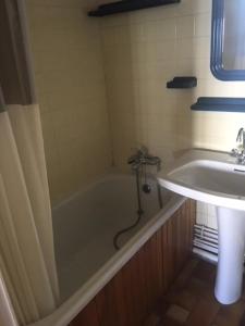 a bathroom with a bath tub and a sink at LE VERCORS - Appartement VERCORS 111 pour 4 Personnes 98 in Plagne Villages