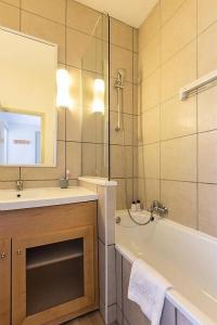 Ένα μπάνιο στο Résidence La Forêt - maeva Home - Appartement 2 Pièces 5 Personnes - Confort MAE-4236
