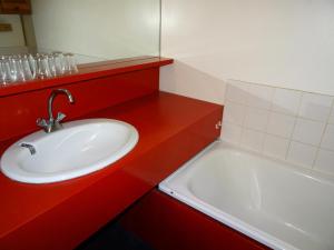 Zdjęcie z galerii obiektu Résidence Bellecote - Appartement 2 pièces 5 personnes au centre de la station d'Arc 1800, pied des pistes et proche des commerces dans le village du MAE-2067 w mieście Arc 1800