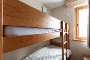 a bunk bed in a small room with a bunk bed in a house at Résidence Le Christiana - maeva Home - Appartement 2 Pièces 8 Personnes - Sélection MAE-4616 in Saint-Bon-Tarentaise