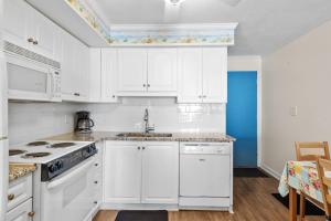 A Summer Place Unit B8 is Small Dog Friendly and oceanfront in Cherry Grove的厨房或小厨房