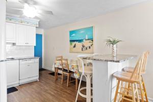 A Summer Place Unit B8 is Small Dog Friendly and oceanfront in Cherry Grove的厨房或小厨房
