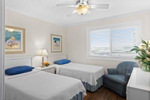 A Summer Place Unit B8 is Small Dog Friendly and oceanfront in Cherry Grove客房内的一张或多张床位