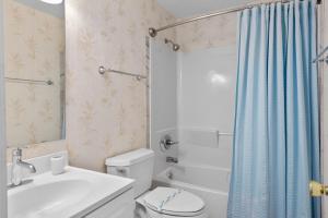 默特尔比奇A Summer Place Unit B8 is Small Dog Friendly and oceanfront in Cherry Grove的配有马桶、水槽和淋浴的浴室