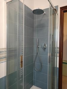 baño con ducha y puerta de cristal en Avenza Dream, en Carrara