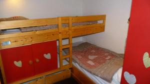 ein Etagenbett in einem Zimmer mit einem Etagenbett in einem Schlafzimmer in der Unterkunft Résidence Aiguille Grive Bat Ii - 2 Pièces pour 5 Personnes 75 in Arc 1800