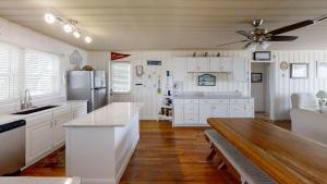 cocina con armarios blancos y ventilador de techo en Terrapin Cove in Cherry Grove, en Myrtle Beach