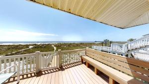 una terraza de madera con vistas a la playa en Terrapin Cove in Cherry Grove, en Myrtle Beach