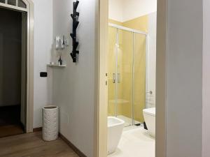 een badkamer met een toilet en een glazen douche bij Apartment in the center with hydromassage shower in Perugia