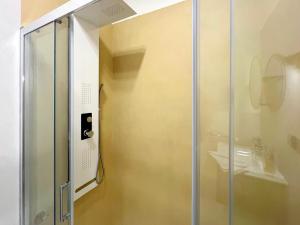 a shower with a glass door in a bathroom at Apartment in the center with hydromassage shower in Perugia