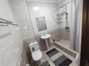een badkamer met een toilet en een wastafel bij Apartmens in Complex Almaly 83-51 in Alma-Ata