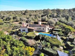 una vista aérea de una casa con jardín en Finca Can Xisco Domatiga 250 by Mallorca Charme, en Ariany